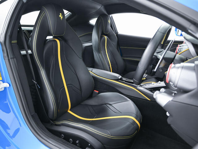 こちらは右ハンドルのお車でございます。内装色はNeroを選択しております。