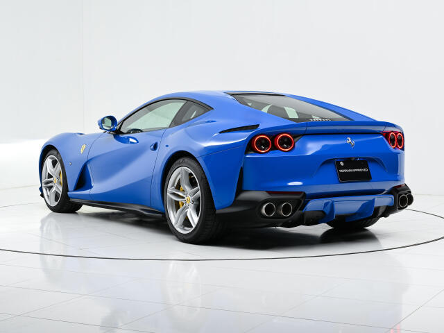 V12エンジンは8500rpmという超高回転で800cvという絶大なパワーを発生させます。