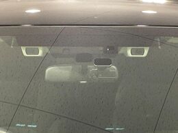 【アイサイトVer3】前方の車両等を検知し、衝突しそうな時は警報で注意を促し、ブレーキを踏む力をサポート。ブレーキを踏めなかった場合は衝突被害軽減ブレーキが作動、衝突回避をサポートします。