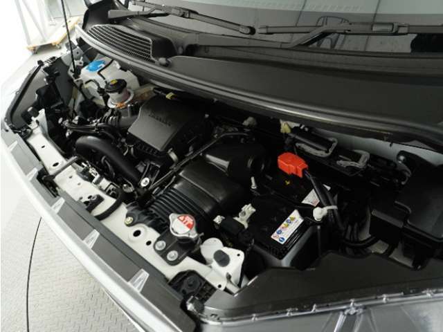 エンジンは車の心臓部分です。このエンジンルームが汚いとトラブルの基になります。当店は専用の液剤を使って徹底的に綺麗にします。
