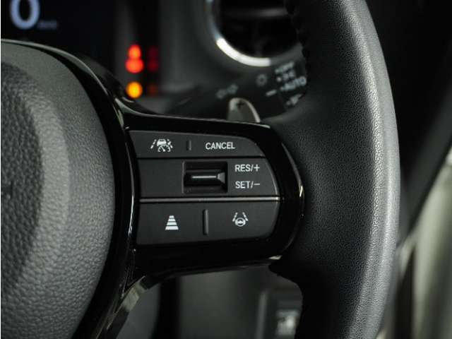 【アダプティブクルーズコントロール】予め設定した車速内でクルマが自動的に加減速。前走車との適切な車間距離を維持しながら追従走行します。【LKAS】車線維持支援システムでステアリング操作を支援。
