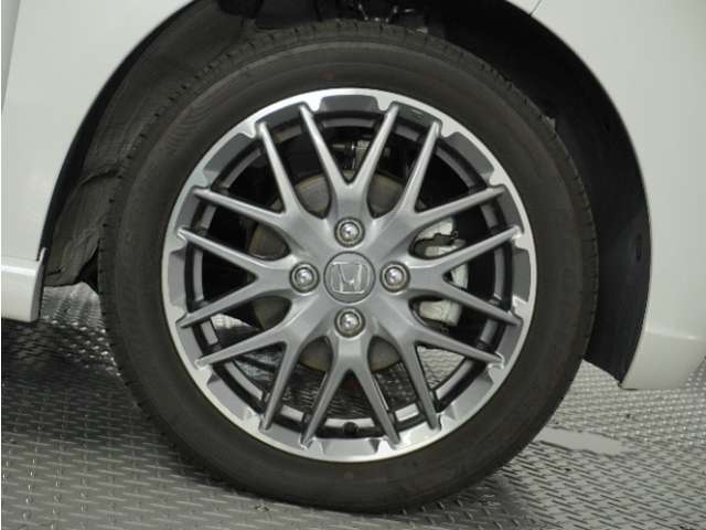 アルミホイール装着車です！これで足元まわりもおしゃれにきまります！