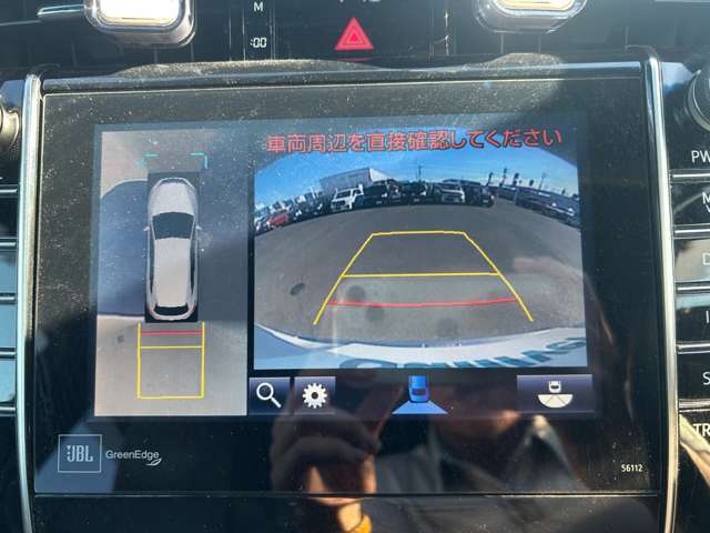 【パノラミックビューモニター】クルマを真上から見下ろした視点で駐車をサポートします！クルマの斜め後ろや真横など、いち早く障害物に気が付くことができます。
