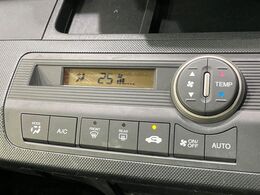 【オートエアコン】一度お好みの温度に設定すれば、車内の温度を検知し風量や温度を自動で調整。暑い…寒い…と何度もスイッチ操作をする必要はありません。快適な車内空間には必須の機能ですね♪