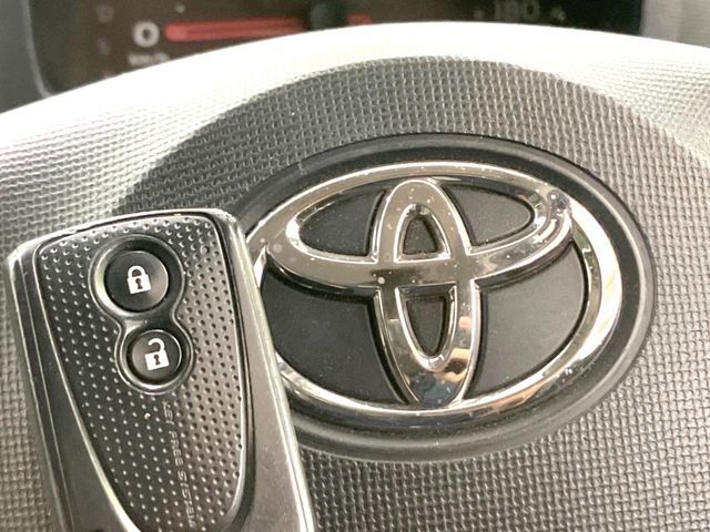 【スマートキー】カバンやポケットに入れたままでもドアの施錠・解錠が可能なスマートキーを装備。エンジンのオン・オフ時もカギを取り出す必要が無いからとっても便利です♪