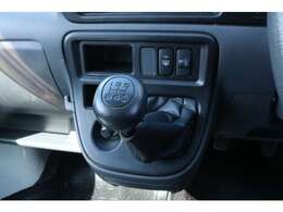 シフトはインパネ5MTとなっております。