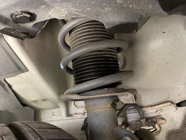 お車を安心してお乗りいただく為には、足回りの定期点検が欠かせません。サービスサポート（有償保証）では無料点検もご提供しており、安心のカーライフをお過ごしいただけるサポート体制が整っています。