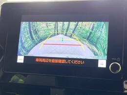 【バックカメラ】駐車時に後方がリアルタイム映像で確認できます。大型商業施設や立体駐車場での駐車時や、夜間のバック時に大活躍！運転スキルに関わらず、今や必須となった装備のひとつです！