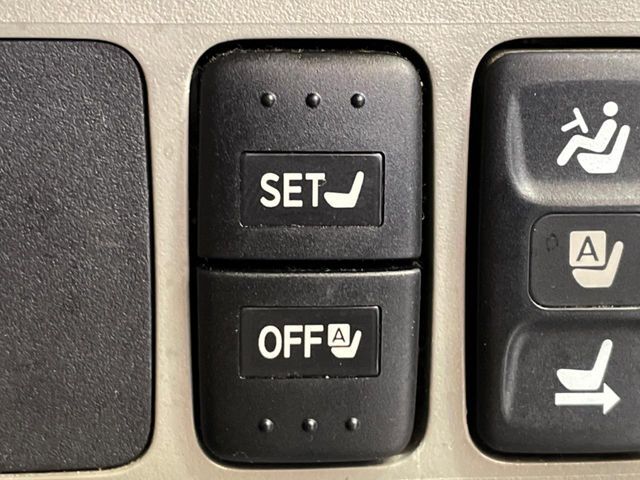 【メモリー機能付きパワーシート】ドライバーごとに設定したシート位置を記憶して、ボタン一つで切り替えできる便利な機能！運転する方が複数名いらっしゃるご家庭におすすめです♪