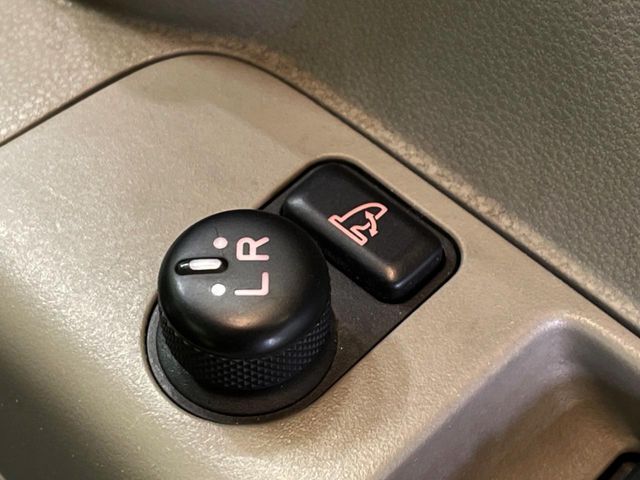 【電動格納ミラー】サイドミラーは電動格納式となっており、狭い駐車場でもキズがつくリスクを抑えられます。