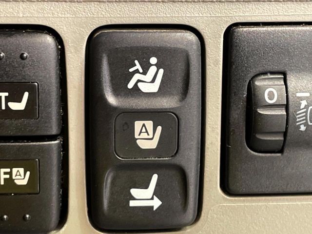 【運転席8WAYパワーシート】リクライニングからシートリフターまで、スイッチ一つで簡単にシートの微調整が可能！自分に最適なシートポジションにセットして、快適なドライブをお楽しみください。