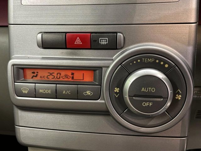 【オートエアコン】一度お好みの温度に設定すれば、車内の温度を検知し風量や温度を自動で調整。暑い…寒い…と何度もスイッチ操作をする必要はありません。快適な車内空間には必須の機能ですね♪