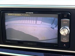 【バックカメラ】駐車時に後方がリアルタイム映像で確認できます。大型商業施設や立体駐車場での駐車時や、夜間のバック時に大活躍！運転スキルに関わらず、今や必須となった装備のひとつです！
