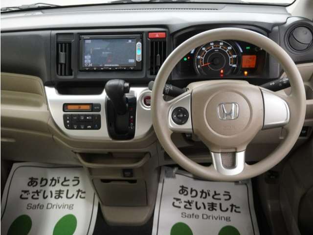 運転にかかわる様々な操作を安全に行えるように視点移動が少なく、操作性に配慮されたスイッチ類が凝縮されたコクピットです。