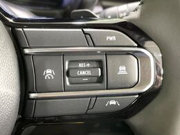 【アダプティブクルーズコントロール】高速道路での長距離走行が楽に！！自動で速度を保つクルーズコントロールが、衝突軽減システムと連携し、前方の車両を感知して車間を保つように速度調節してくれます！！