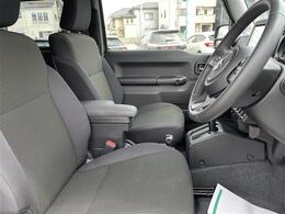 【運転席】座り心地が良いシートなので長時間の運転でも快適にお過ごしいただけます。新品のフロアマットのご注文も可能です。掲載箇所以外にご希望の写真がございましたらお気軽にお問い合わせ下さい。