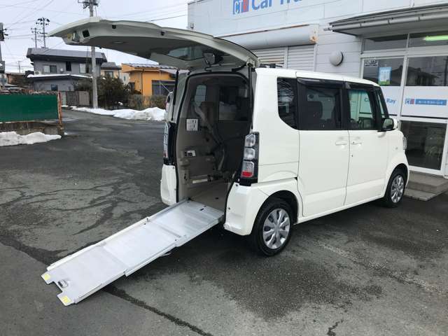 リアシート付、車いす仕様車アルミスロープ電動ウインチ付きです。自転車の積み降ろしにも便利です。