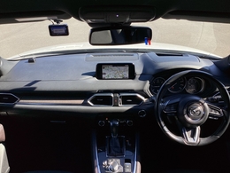 車内はシックな雰囲気がある落ち着きがございます。操作スイッチなどもわかり易く操作もしやすくなっております。