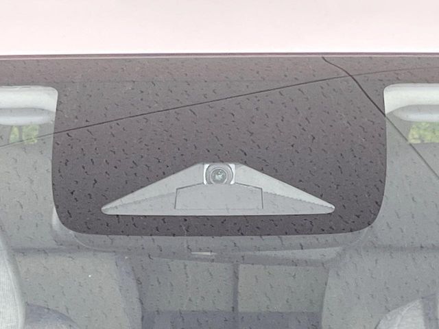 【ホンダセンシング】走行中に前方の車両等を認識し、衝突しそうな時は警報とブレーキで衝突回避と被害軽減をアシスト。より安全にドライブをお楽しみいただけます。