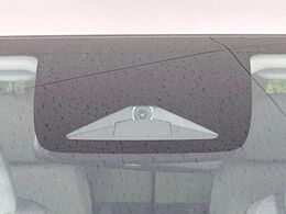 【ホンダセンシング】走行中に前方の車両等を認識し、衝突しそうな時は警報とブレーキで衝突回避と被害軽減をアシスト。より安全にドライブをお楽しみいただけます。