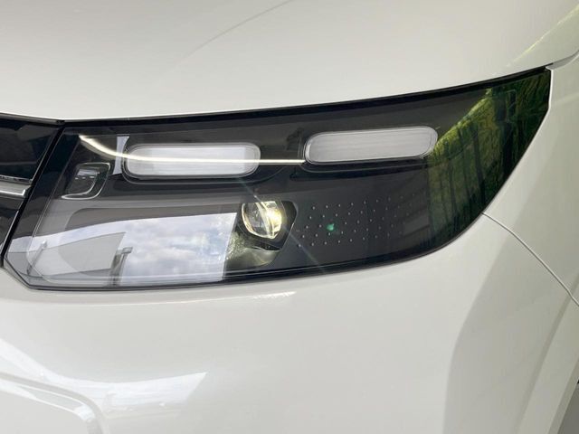 【LEDヘッドライト】悪天候や夜間走行時も良好な視界を確保し安心して運転できる高輝度LEDヘッドライトを装備！点灯速度が早く、消費電力も抑えられています。