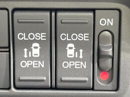 【両側パワースライドドア】スマートキーや運転席のスイッチで後席両側スライドドアの開閉が可能♪電動だから力を入れてドアを開ける必要が無く、小さなお子様でも簡単に開け閉めでき快適です♪