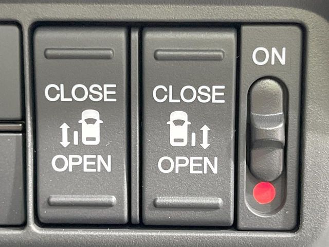 【両側パワースライドドア】スマートキーや運転席のスイッチで後席両側スライドドアの開閉が可能♪電動だから力を入れてドアを開ける必要が無く、小さなお子様でも簡単に開け閉めでき快適です♪