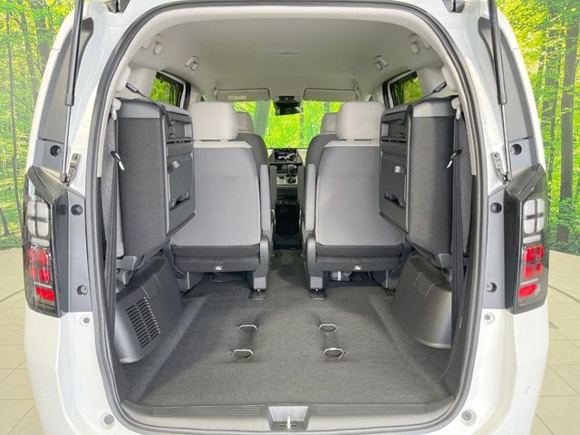 普段のお買い物や通勤、送迎等に十分な荷室スペースを確保しております。セカンドシートを倒すと、大きな荷物の積載も可能です♪