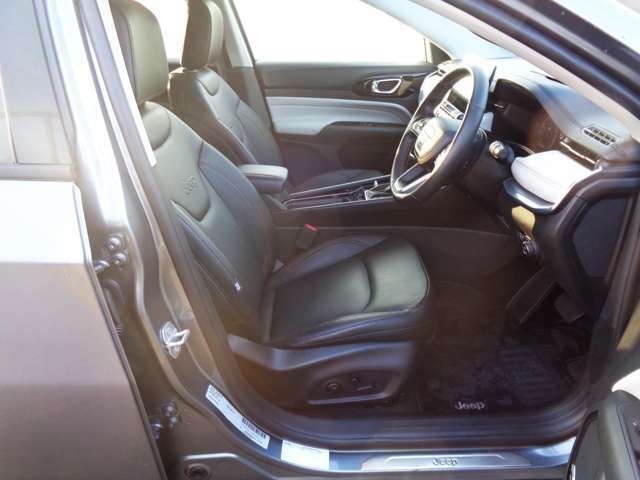 前席はヒーター内蔵、ポジション、ランバーサポート機能は電動調整式となります。上質な革をぜいたくに使い、表面仕上げも肌への当たりを優先に滑らかに仕上がっています。