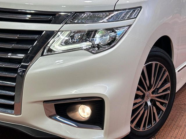 【LEDヘッドライト】悪天候や夜間走行時も良好な視界を確保し安心して運転できる高輝度LEDヘッドライトを装備！点灯速度が早く、消費電力も抑えられています。