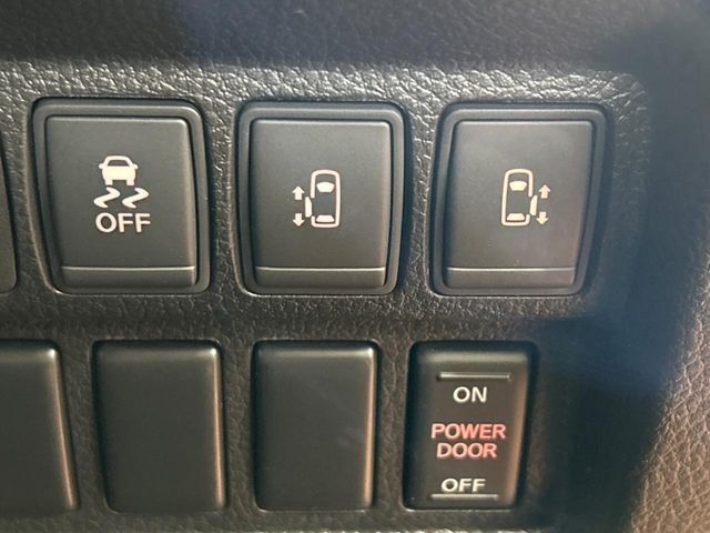 【両側パワースライドドア】スマートキーや運転席のスイッチで後席両側スライドドアの開閉が可能♪電動だから力を入れてドアを開ける必要が無く、小さなお子様でも簡単に開け閉めでき快適です♪