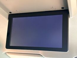 【フリップダウンモニター】大画面モニターで後席でもエンタメをお楽しみいただけます。小さなお子様にも大人気の装備です♪