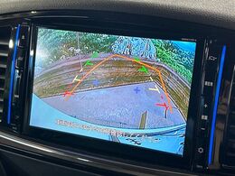 【バックカメラ】駐車時に後方がリアルタイム映像で確認できます。大型商業施設や立体駐車場での駐車時や、夜間のバック時に大活躍！運転スキルに関わらず、今や必須となった装備のひとつです！