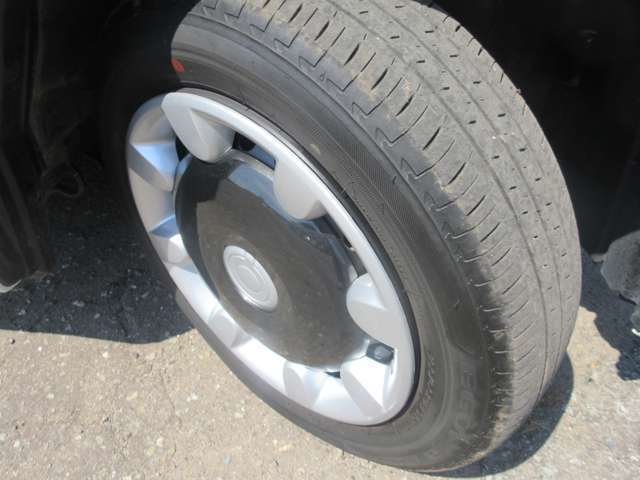タイヤサイズは155/65R14です。