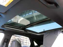 ■パノラミックスライディングルーフ　電動シェード機能付ですのでお好みでオープンドライブをお楽しみ頂けます。詳しくはフリーコール　0078-6002-080898まで。