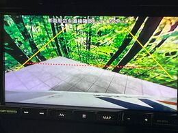 【バックカメラ】駐車時に後方がリアルタイム映像で確認できます。大型商業施設や立体駐車場での駐車時や、夜間のバック時に大活躍！運転スキルに関わらず、今や必須となった装備のひとつです！