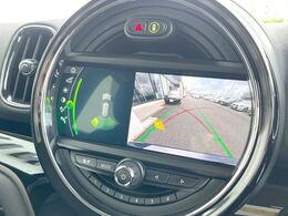 ●ガイドライン付きバックカメラ：不安な駐車もこれで安心！ガイドライン付きなので狭い箇所での駐車もラクラクです！