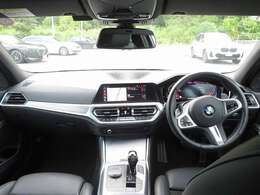 ◆インスツルメントパネルやインテリアトリムなどは、調和しなが洗練された室内を作り上げ、スイッチ類によって、優れた操作性をも実現。ドライバーの視線や動線を考え、人間工学に基づきデザインされています◆