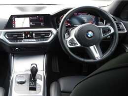 ◆インスツルメントパネルやインテリアトリムなどは、調和しなが洗練された室内を作り上げ、スイッチ類によって、優れた操作性をも実現。ドライバーの視線や動線を考え、人間工学に基づきデザインされています◆