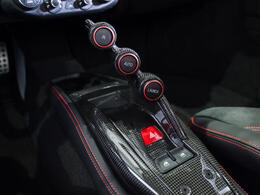 ボディカラーはRosso Corsa、フェラーリの伝統を象徴する鮮やかな赤。