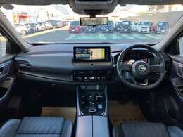 ◆内装/ブラック◆ダークウッド調のインストパネルは専用装備です！ステアリング・シートも専用装備です！