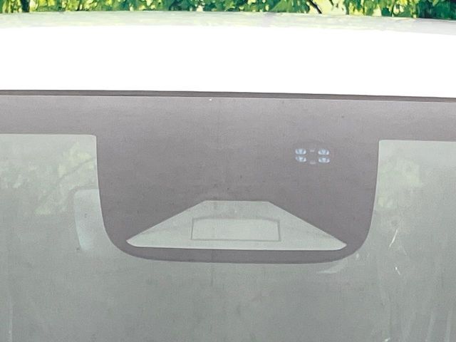 【ホンダセンシング】走行中に前方の車両等を認識し、衝突しそうな時は警報とブレーキで衝突回避と被害軽減をアシスト。より安全にドライブをお楽しみいただけます。
