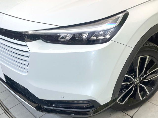 【LEDヘッドライト】悪天候や夜間走行時も良好な視界を確保し安心して運転できる高輝度LEDヘッドライトを装備！点灯速度が早く、消費電力も抑えられています。