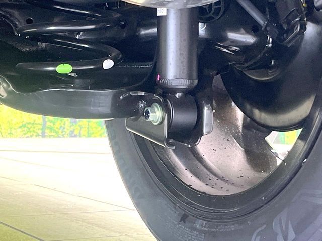 お車を安心してお乗りいただく為には、足回りの定期点検が欠かせません。サービスサポート（有償保証）では無料点検もご提供しており、安心のカーライフをお過ごしいただけるサポート体制が整っています。