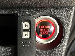 【Hondaスマートキー】カバンやポケットに入れたままでもドアの施錠・解錠が可能なスマートキーを装備。エンジンのオン・オフ時もカギを取り出す必要が無いからとっても便利です♪