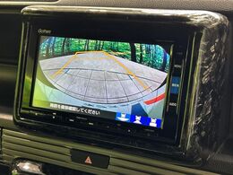 【バックカメラ】駐車時に後方がリアルタイム映像で確認できます。大型商業施設や立体駐車場での駐車時や、夜間のバック時に大活躍！運転スキルに関わらず、今や必須となった装備のひとつです！