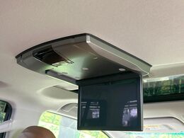 【フリップダウンモニター】大画面モニターで後席でもエンタメをお楽しみいただけます。小さなお子様にも大人気の装備です♪