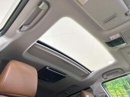 【サンルーフ】開放感たっぷりの希少装備、サンルーフが装着されています！車内に明かりを取り入れたり景色を楽しむ以外にも、車内の空気も簡単に換気できて快適です！