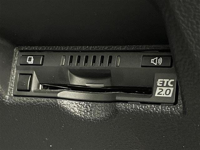 【ETC】有料道路を利用する際に料金所で停止することなく通過できる、ETC車載器（ノンストップ自動料金収受システム機器）が装備されています。セットアップを行うことで利用可能になります。