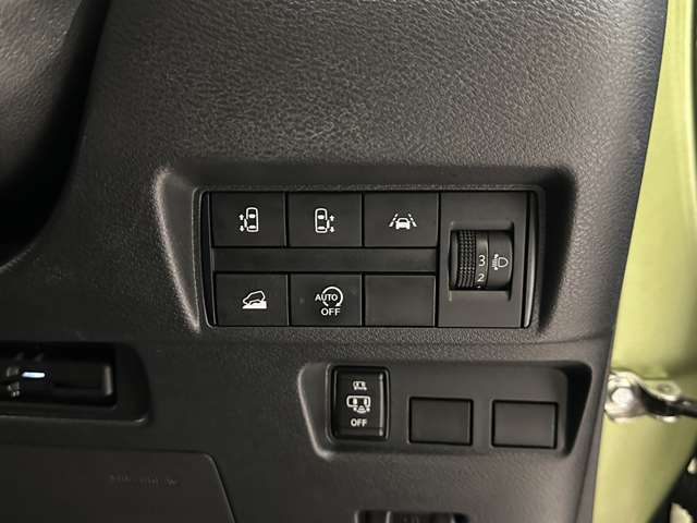 両側電動スライドドア装備車です。アイドリングストップ機能付いています。